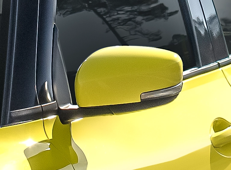ESPEJOS ABATIBLES ELECTRÓNICAMENTE
Despreocúpate de estar cerrando tus espejos laterales cada vez que bajas de tu auto. Swift Boosterjet Sport lo hace por ti.